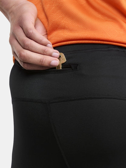 Craft ADV Essence Zip Tights. Svarta tights med elastiskt resår samt dragsko i midjan. Stor mobilficka höger ben. Ficka med dragkedja baktill. Dragkedja vid benslut. Reflekterande print baktill.