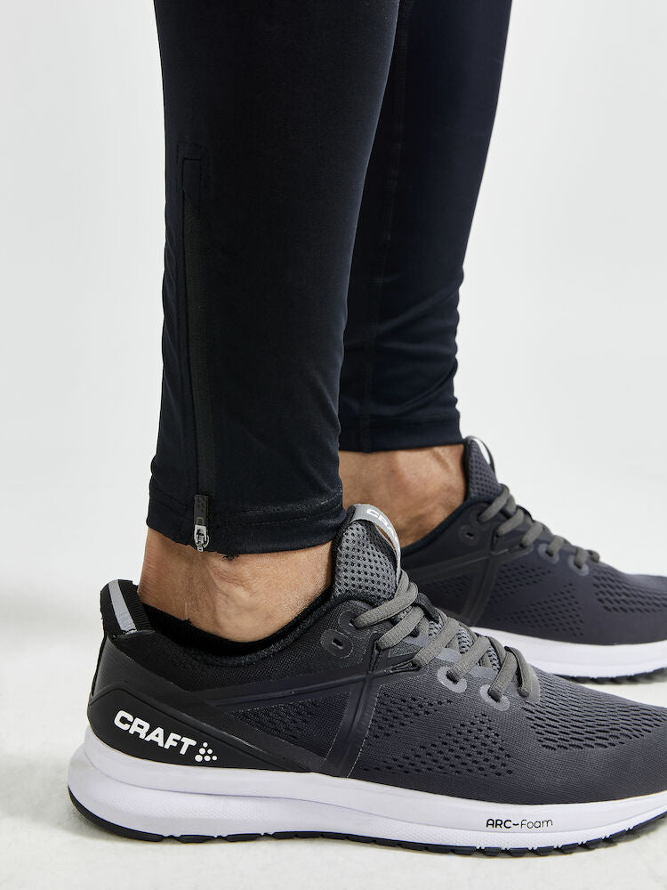 Craft ADV Essence Zip Tights. Svarta tights med elastiskt resår samt dragsko i midjan. Stor mobilficka höger ben. Ficka med dragkedja baktill. Dragkedja vid benslut. Reflekterande print baktill.