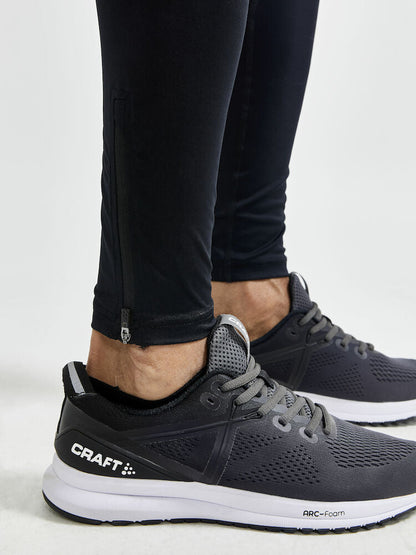 Craft ADV Essence Zip Tights. Svarta tights med elastiskt resår samt dragsko i midjan. Stor mobilficka höger ben. Ficka med dragkedja baktill. Dragkedja vid benslut. Reflekterande print baktill.