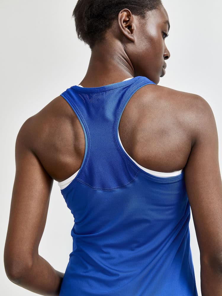 Craft Adv Essence Singlet W. Mjukt och funktionellt träningslinne i blått. Racerback-design med meshdetaljer för extra ventilation. Liten Craftlogga på fram- och baksidan.