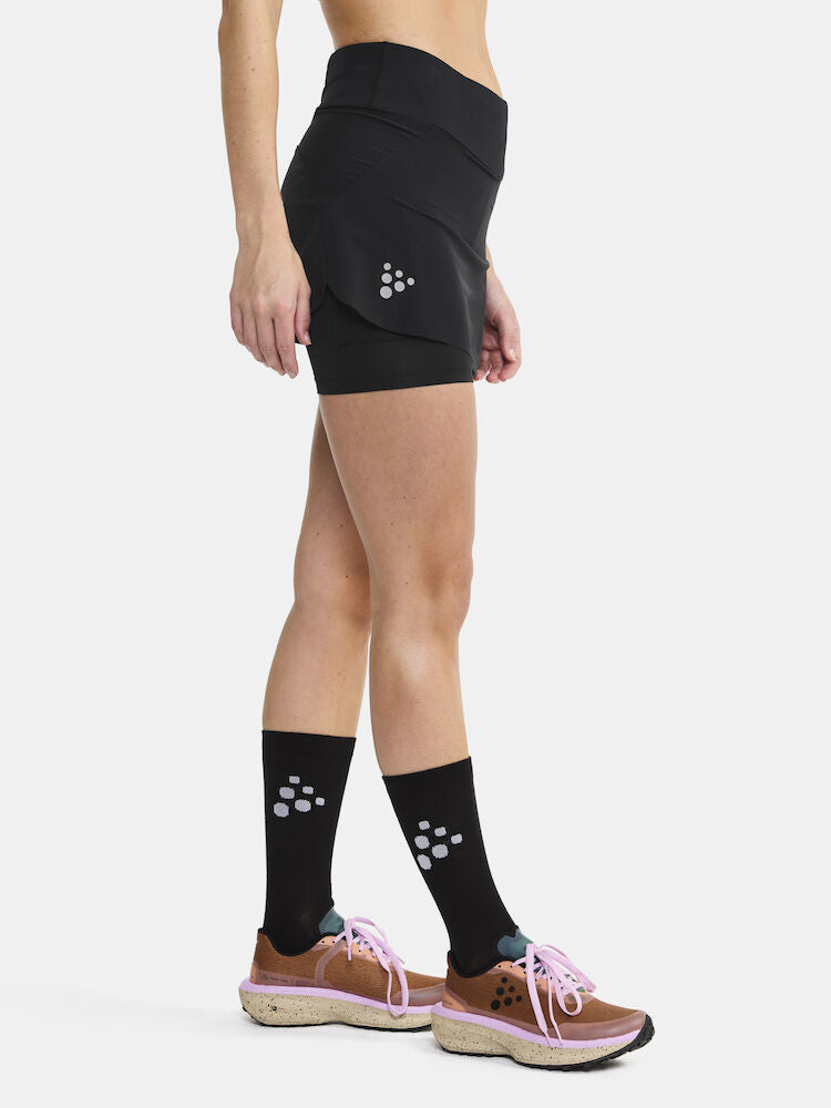  integrerade innertights i ventilerande mesh. Här i svart. Ficka med dragkedja i ryggen. 