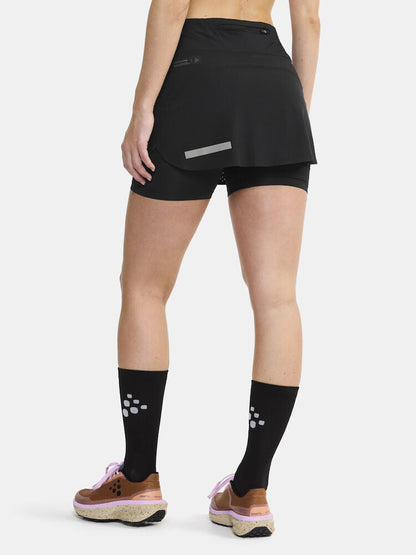 Craft PRO Hypervent Skirt 2 W. Ventilerande 2-in-1 löparkjol för dam. Justerbar midja med dragsko. Perforeringar i hela kjolen för överlägsen ventilation. Korta