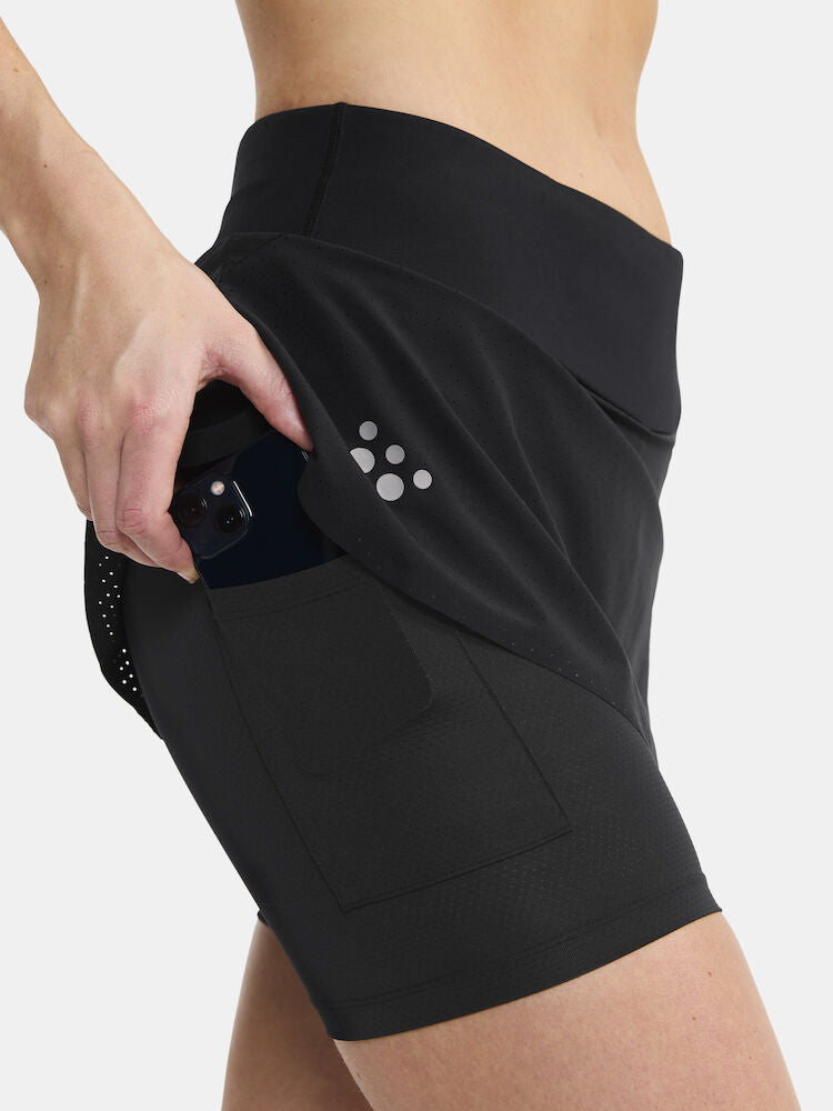 integrerade innertights i ventilerande mesh. Här i svart. Ficka med dragkedja i ryggen. 