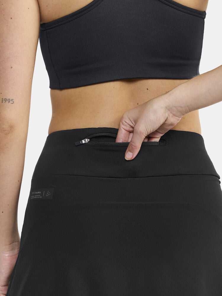 Craft PRO Hypervent Skirt 2 W. Ventilerande 2-in-1 löparkjol för dam. Justerbar midja med dragsko. Perforeringar i hela kjolen för överlägsen ventilation. Korta