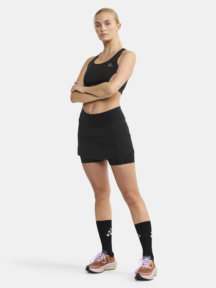Craft PRO Hypervent Skirt 2 W. Ventilerande 2-in-1 löparkjol för dam. Justerbar midja med dragsko. Perforeringar i hela kjolen för överlägsen ventilation. Korta