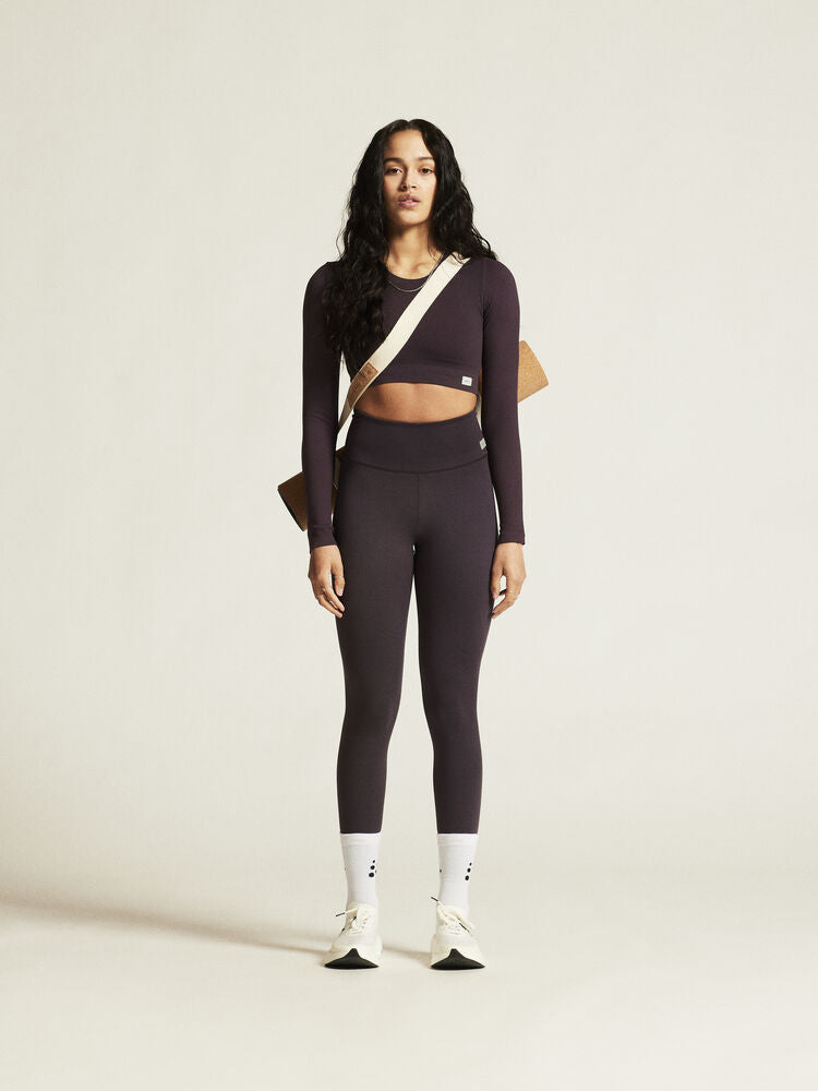Craft Collective 7/8 Tights W. Lila träningstights till dam för träning och vardagsliv. 7/8-dels benlängd samt hög midja. Craft etikett på höften.