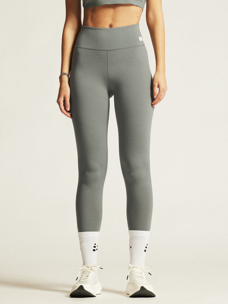 Craft Collective 7/8 Tights W. Gråa träningstights till dam för träning och vardagsliv. 7/8-dels benlängd samt hög midja. Craft etikett på höften.