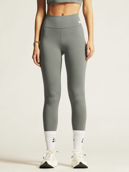 Craft Collective 7/8 Tights W. Gråa träningstights till dam för träning och vardagsliv. 7/8-dels benlängd samt hög midja. Craft etikett på höften.