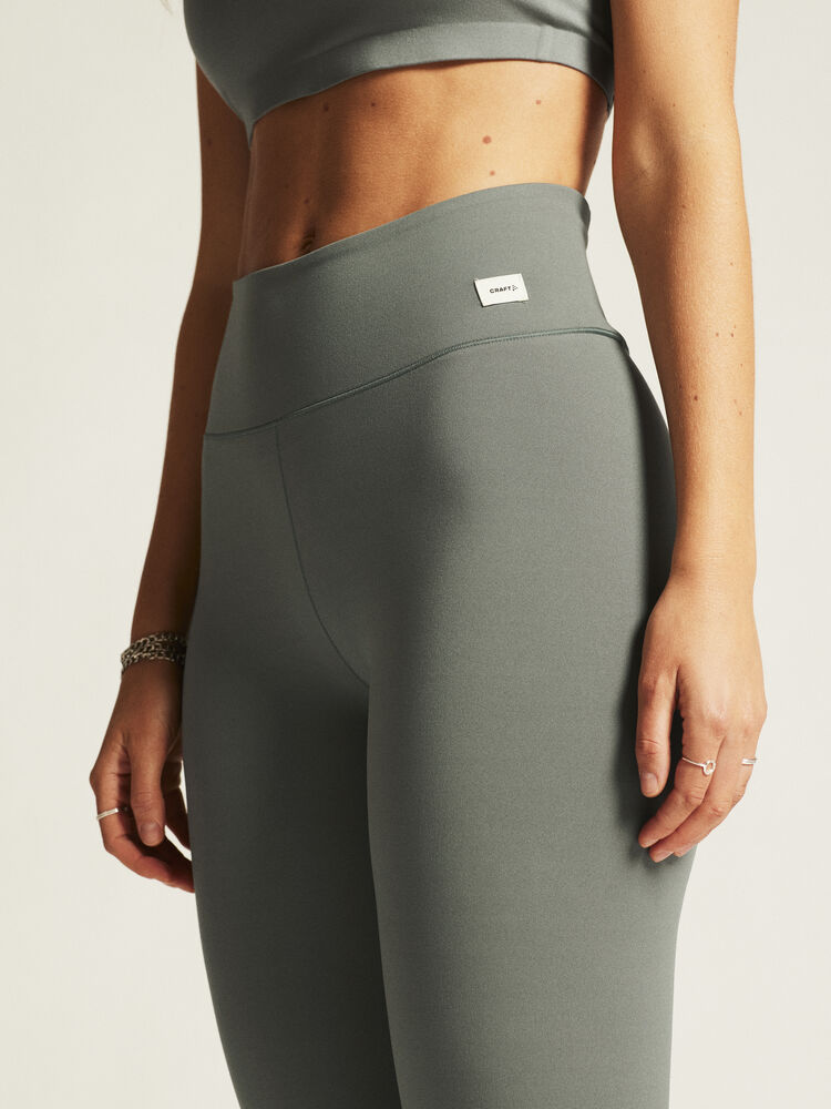 Craft Collective 7/8 Tights W. Gråa träningstights till dam för träning och vardagsliv. 7/8-dels benlängd samt hög midja. Craft etikett på höften.