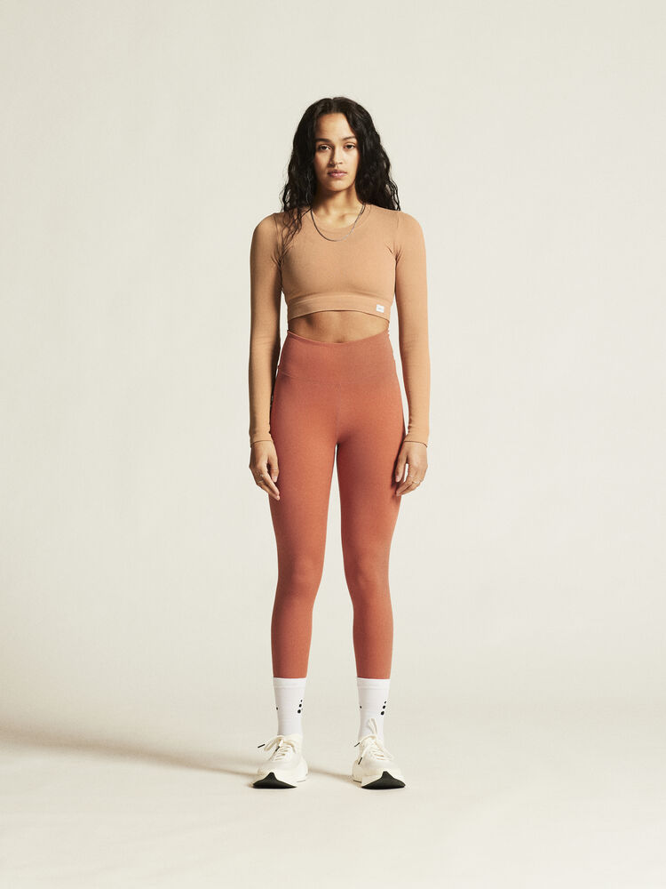 Craft Collective 7/8 Tights W. Träningstights till dam i röd/brun nyans. För träning och vardagsliv. 7/8-dels benlängd samt hög midja. Craft etikett på höften.