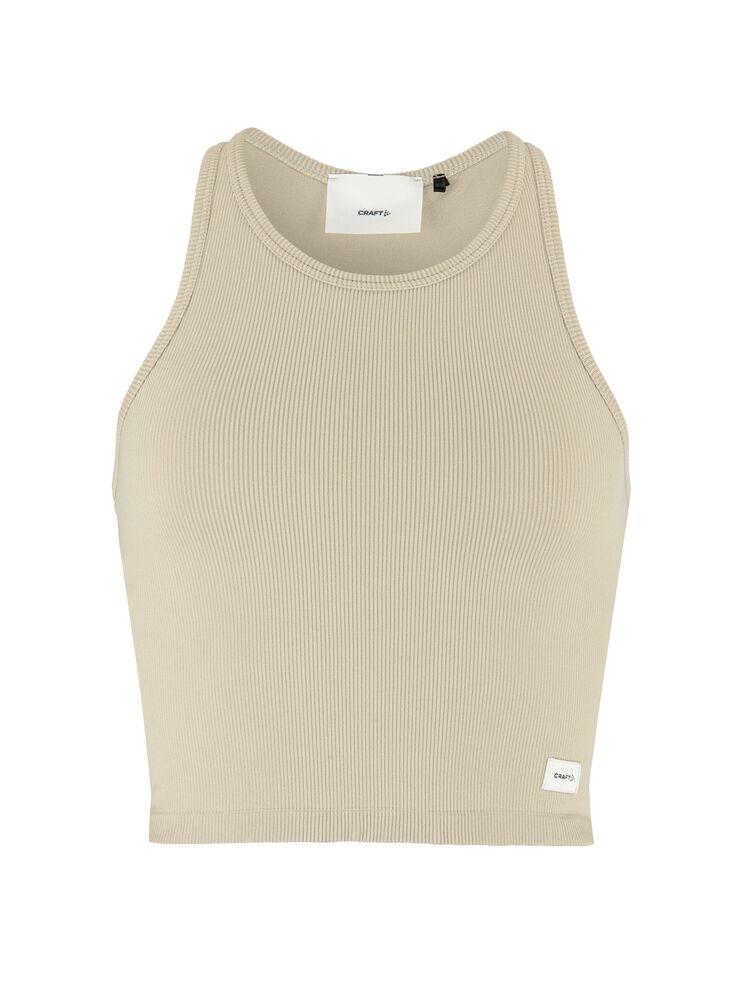 Craft Collective Rib Tank Top W. Sömnlös träningstopp i mjuk och ribbad kvalitet till dam. Kroppsnära passform och ribbad ytstruktur skapar skön och följsam känsla. Beige och med vit Craft etikett nedtill vänster fram. 