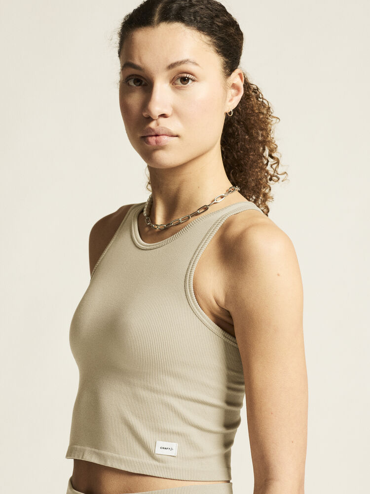Craft Collective Rib Tank Top W. Sömnlös träningstopp i mjuk och ribbad kvalitet till dam. Kroppsnära passform och ribbad ytstruktur skapar skön och följsam känsla. Beige och med vit Craft etikett nedtill vänster fram. 