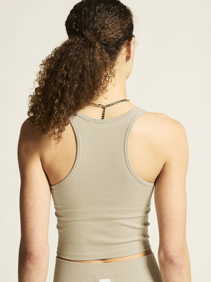 Craft Collective Rib Tank Top W. Sömnlös träningstopp i mjuk och ribbad kvalitet till dam. Kroppsnära passform och ribbad ytstruktur skapar skön och följsam känsla. Beige och med vit Craft etikett nedtill vänster fram. 