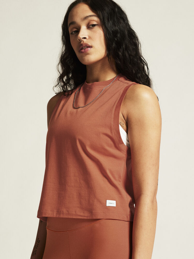 Craft Collective Relaxed SL Tee W. Avslappnad ärmlös t-shirt till dam för träning och vardag. Röd/brun nyans. Vit Craft etikett nedtill på vänster framsida. 