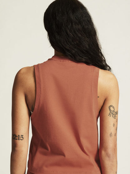Craft Collective Relaxed SL Tee W. Avslappnad ärmlös t-shirt till dam för träning och vardag. Röd/brun nyans. Vit Craft etikett nedtill på vänster framsida. 