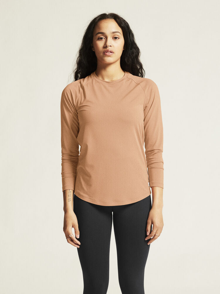 Craft Collective LS Tee W. Långärmad tränings-t-shirt för dam. Raglanärmar och rundan nederkant för en feminin siluett. Regular fit. Här i rosa nyans. 