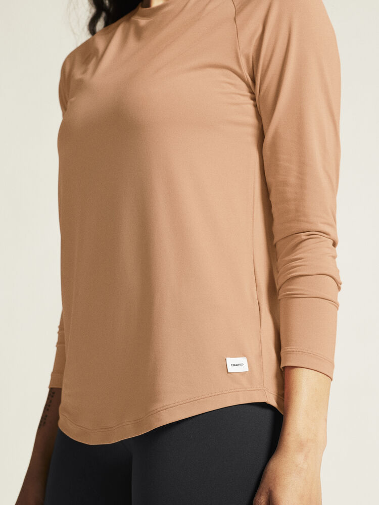 Craft Collective LS Tee W. Långärmad tränings-t-shirt för dam. Raglanärmar och rundan nederkant för en feminin siluett. Regular fit. Här i rosa nyans. 