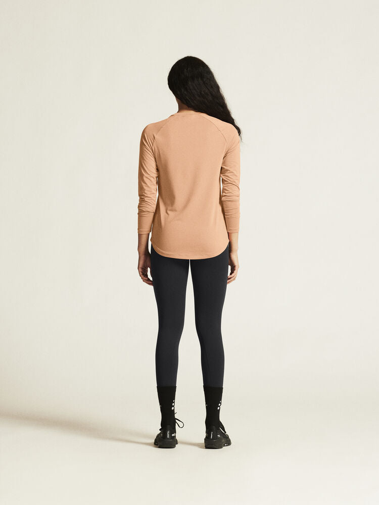 Craft Collective LS Tee W. Långärmad tränings-t-shirt för dam. Raglanärmar och rundan nederkant för en feminin siluett. Regular fit. Här i rosa nyans.