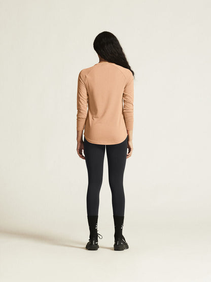 Craft Collective LS Tee W. Långärmad tränings-t-shirt för dam. Raglanärmar och rundan nederkant för en feminin siluett. Regular fit. Här i rosa nyans.