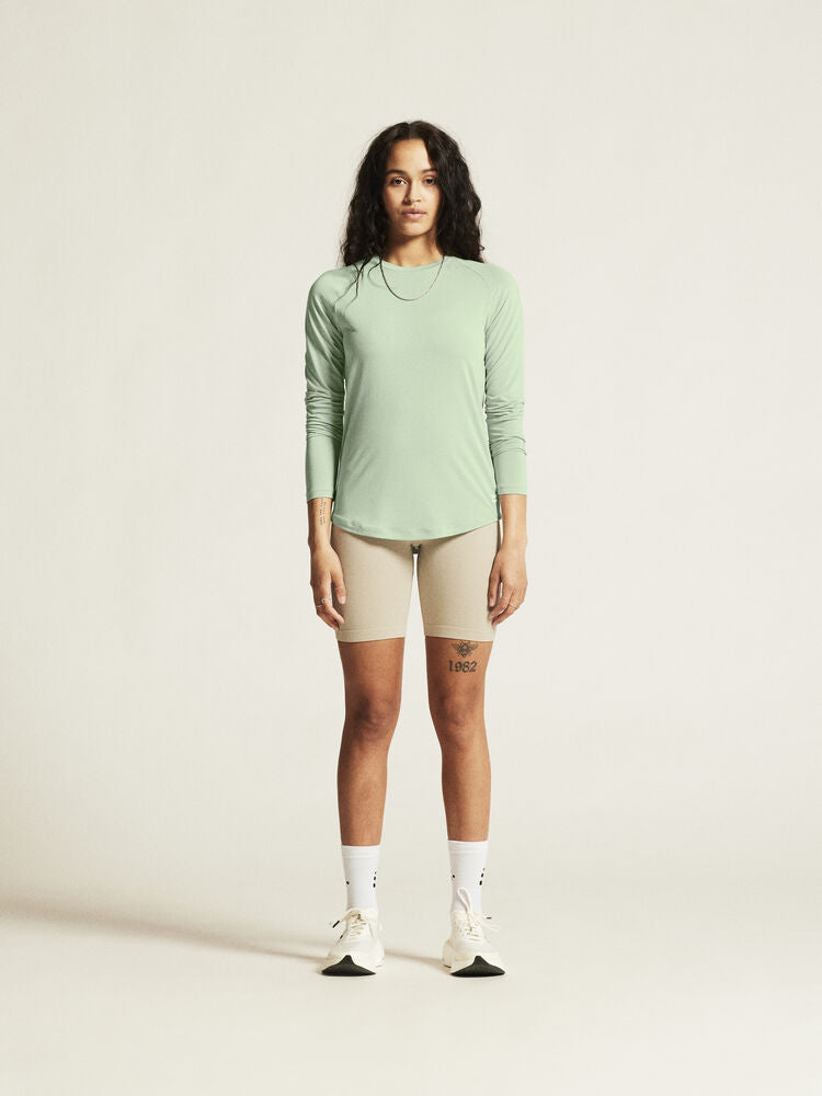 Craft Collective LS Tee W. Långärmad tränings-t-shirt för dam. Raglanärmar och rundan nederkant för en feminin siluett. Regular fit. Här i ljusgrön nyans. 