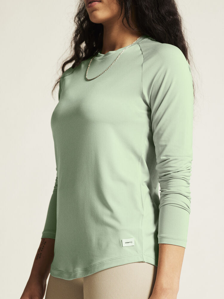 Craft Collective LS Tee W. Långärmad tränings-t-shirt för dam. Raglanärmar och rundan nederkant för en feminin siluett. Regular fit. Här i ljusgrön nyans. 