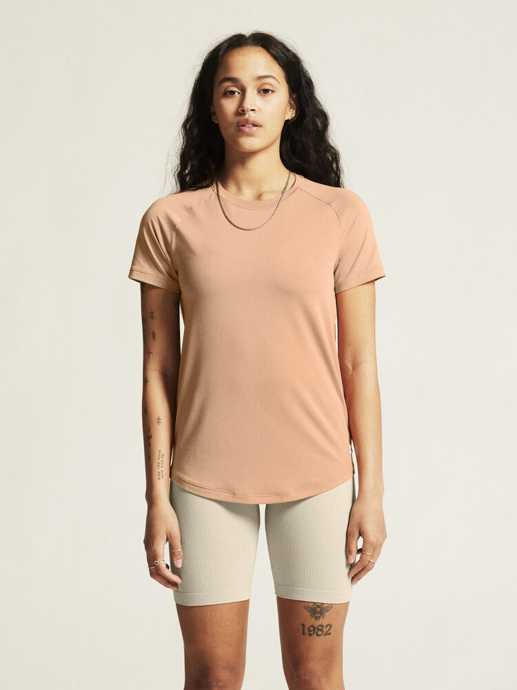 Craft Collective SS Tee W. Tränings-t-shirt med stilren design för dam. Raglanärmar och rundad nederkant för en feminin siluett. Här i rosa nyans.