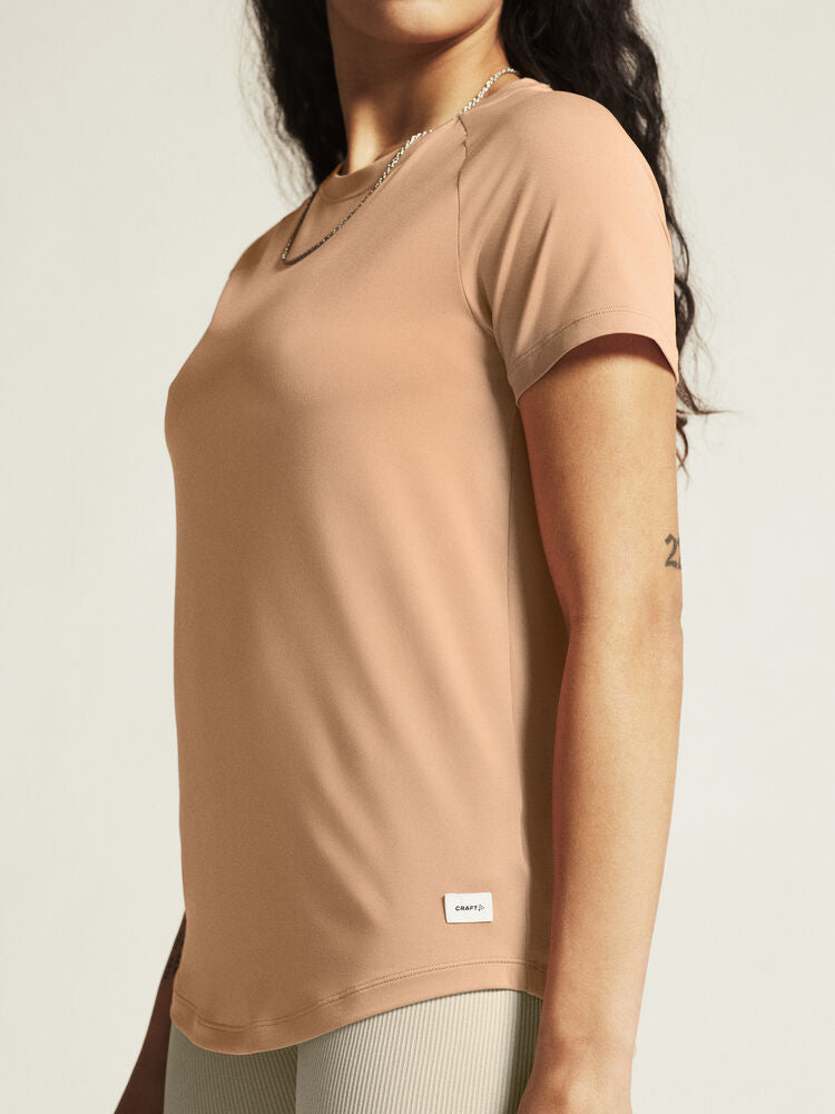Craft Collective SS Tee W. Tränings-t-shirt med stilren design för dam. Raglanärmar och rundad nederkant för en feminin siluett. Här i rosa nyans.