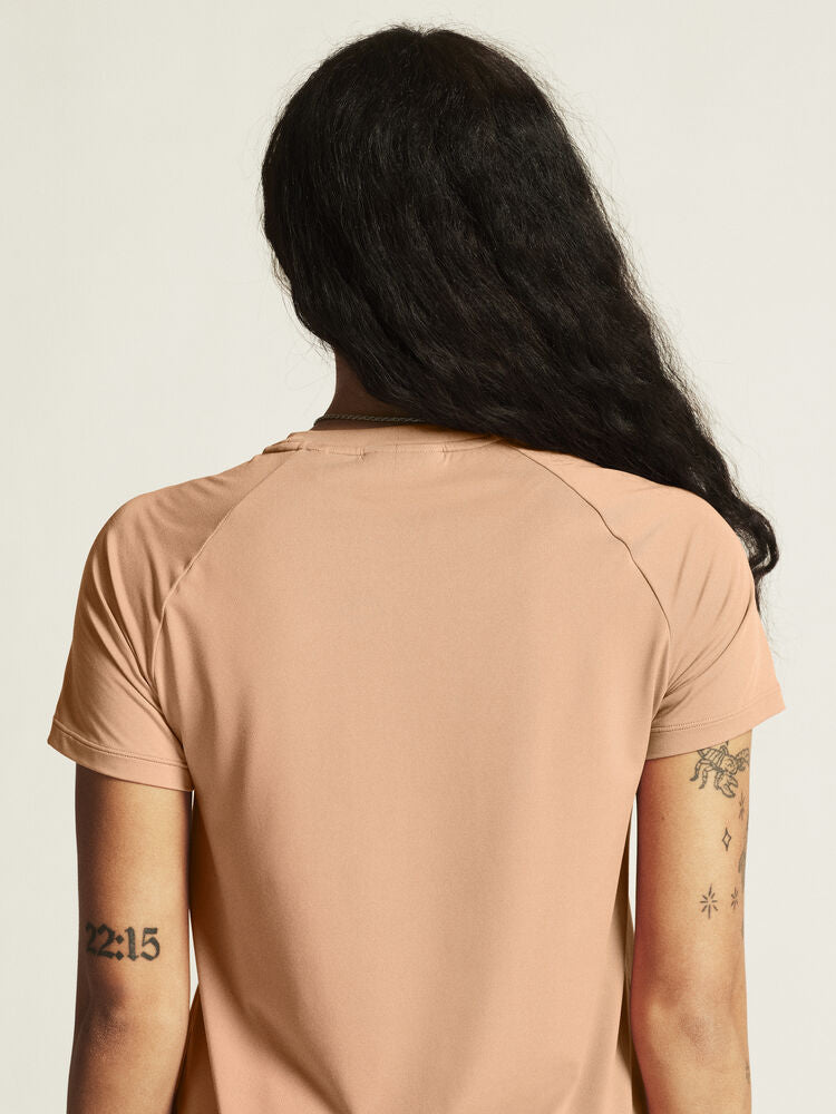 Craft Collective SS Tee W. Tränings-t-shirt med stilren design för dam. Raglanärmar och rundad nederkant för en feminin siluett. Här i rosa nyans.