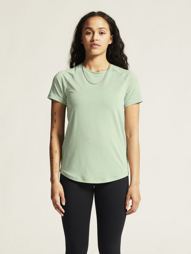 Craft Collective SS Tee W. Tränings-t-shirt med stilren design för dam. Raglanärmar och rundad nederkant för en feminin siluett. Här i ljusgrön nyans.