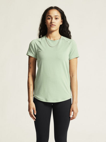 Craft Collective SS Tee W. Tränings-t-shirt med stilren design för dam. Raglanärmar och rundad nederkant för en feminin siluett. Här i ljusgrön nyans.