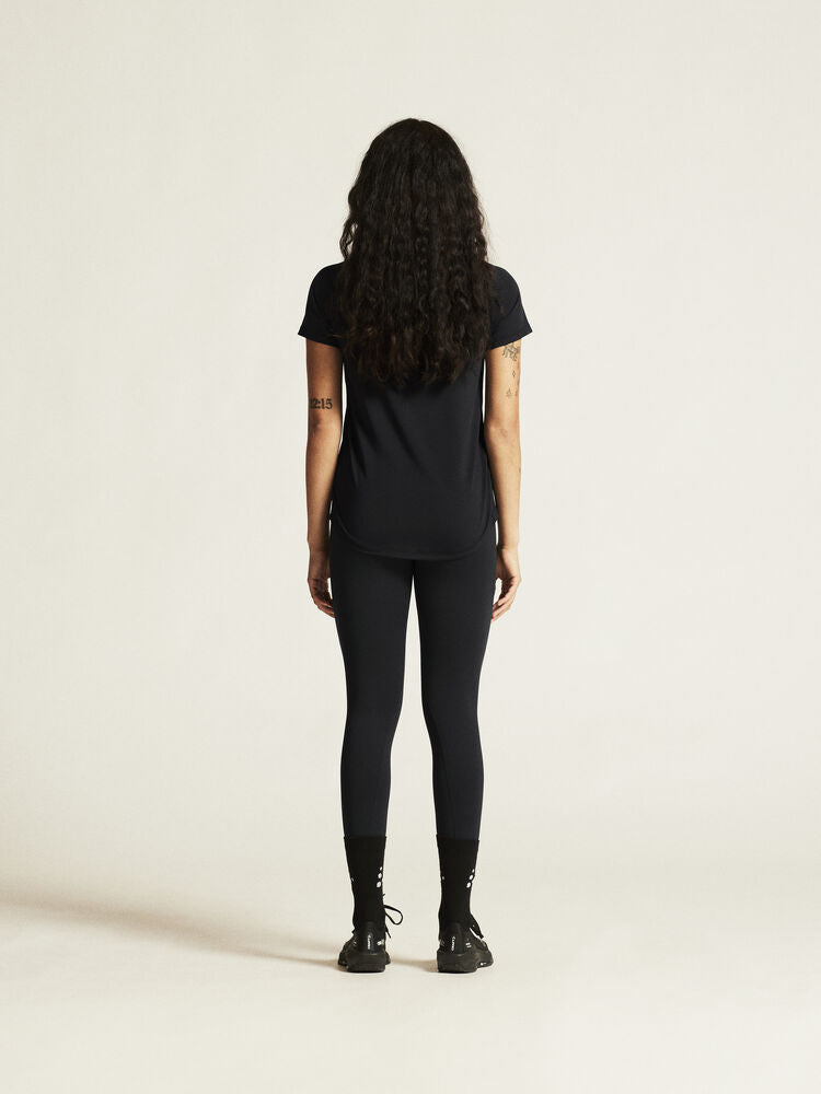 Craft Collective SS Tee. Tränings-t-shirt med stilren design för dam. Raglanärmar och rundad nederkant för en feminin siluett. Här i svart.
