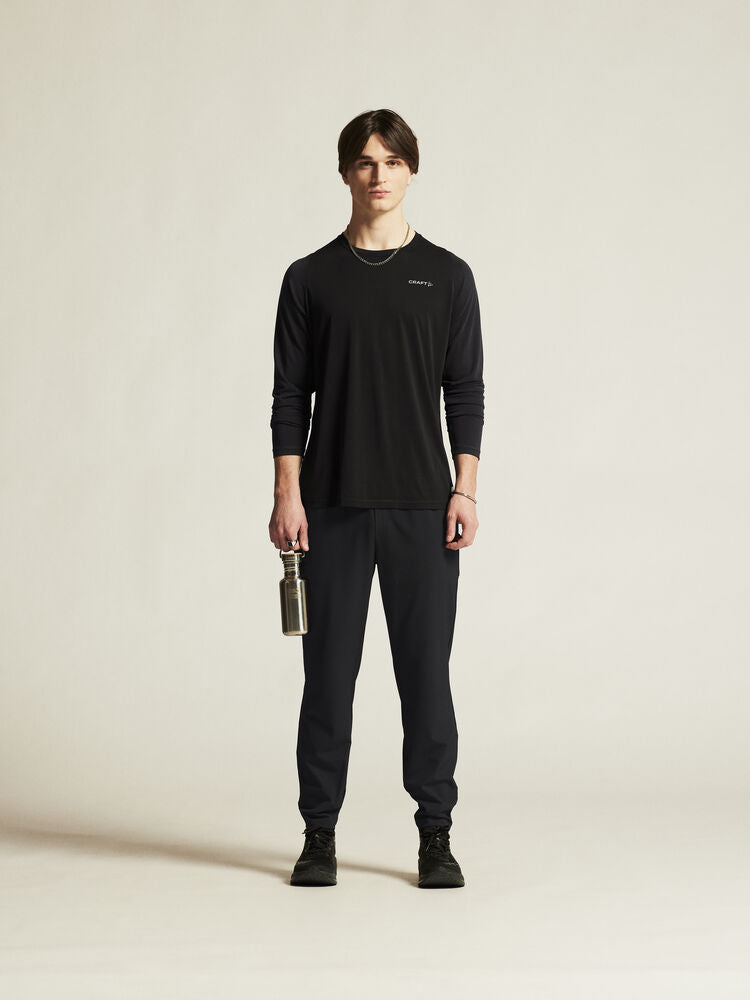 Craft Collective Bi-blend LS Tee M. Mjuk långärmad tränings-t-shirt till herr med stilrendesign som passar till både vardagsbruk och de flesta typer av fysiska aktiviteter. Regular fit. Här i svart.