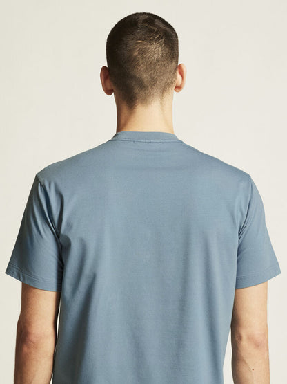  avslappnad t-shirt till herr för träning och vardag. Bröstficka på vänster sida. Craft etikett nedtill på vänster sida. 