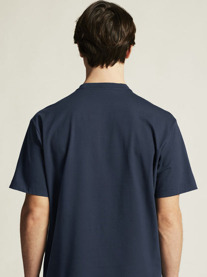 avslappnad t-shirt till herr för träning och vardag. Bröstficka på vänster sida. Craft etikett nedtill på vänster sida. 