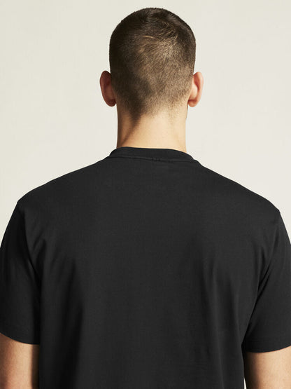  avslappnad t-shirt till herr för träning och vardag. Bröstficka på vänster sida. Craft etikett nedtill på vänster sida. 