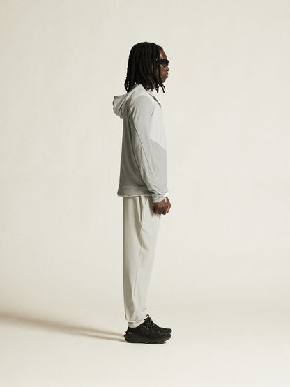 Craft Collective Structure Pants M. Gråa träningsbyxor med elastisk midja och justerbar dragsko. Två sidfickor och en bakficka med dragkedja.