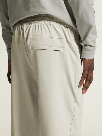 Craft Collective Structure Pants M. Gråa träningsbyxor med elastisk midja och justerbar dragsko. Två sidfickor och en bakficka med dragkedja.