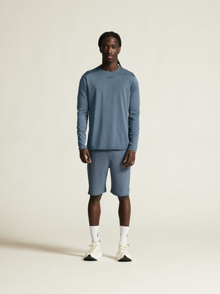  stretchigt material med jacquard-struktur. Elastisk midja med justerbar dragsko. Två sidfickor och bakficka med dragkedja. 