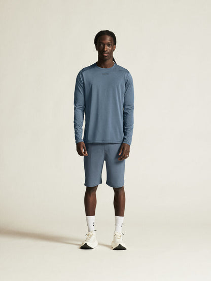  stretchigt material med jacquard-struktur. Elastisk midja med justerbar dragsko. Två sidfickor och bakficka med dragkedja. 