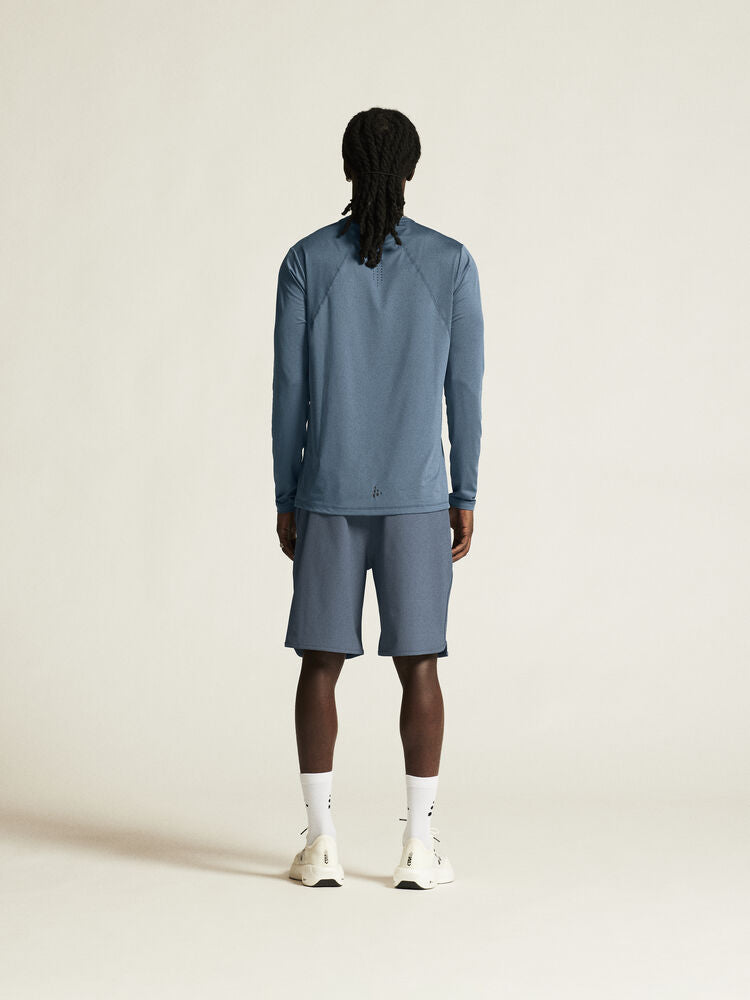  stretchigt material med jacquard-struktur. Elastisk midja med justerbar dragsko. Två sidfickor och bakficka med dragkedja. 