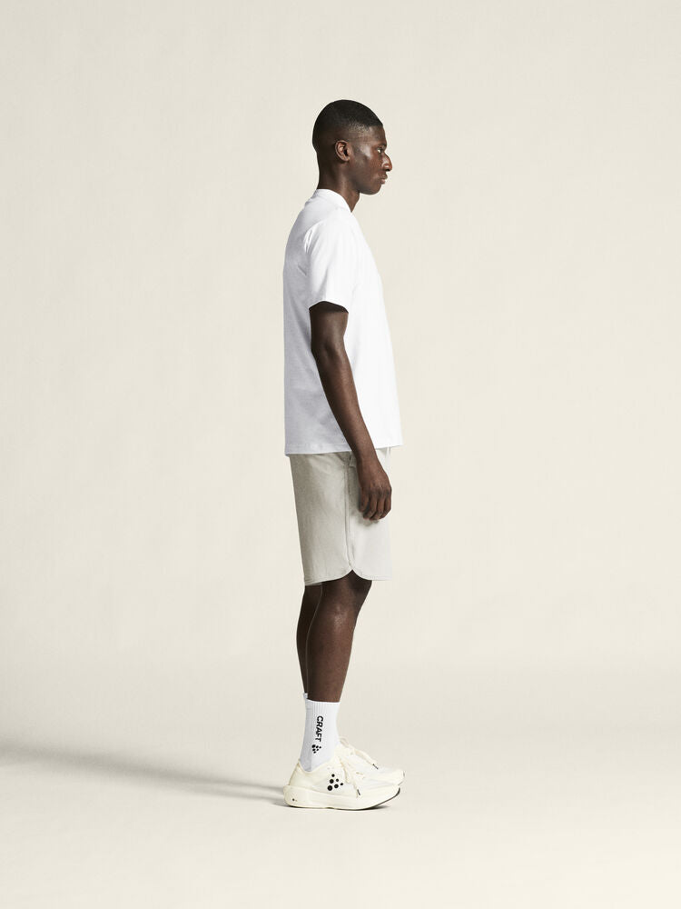  stretchigt material med jacquard-struktur. Elastisk midja med justerbar dragsko. Två sidfickor och bakficka med dragkedja. 