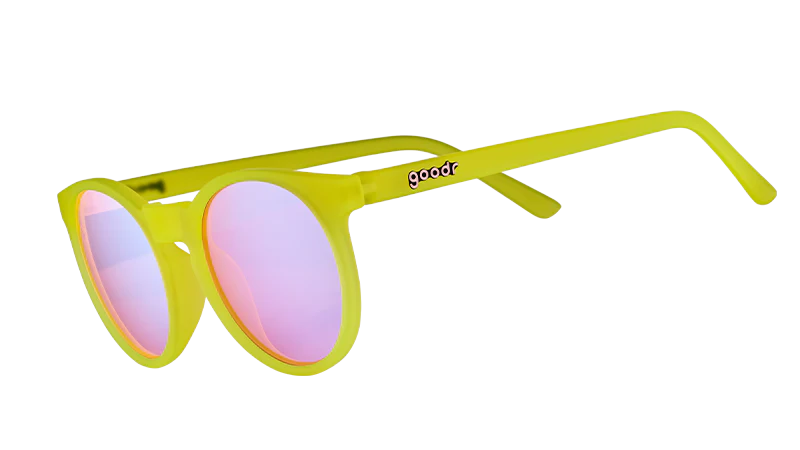 goodr Fade-er-ade Shades. Runda solglasögon med gul båge och ljusrosa lins som är gjorda för den aktiva vardagen. 