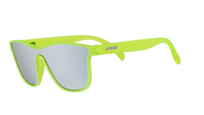 Neongröna solglasögon som sitter utmärkt på ansiktet under all aktivitet. Dem glider inte ner eller hoppar inte runt på ansiktet.