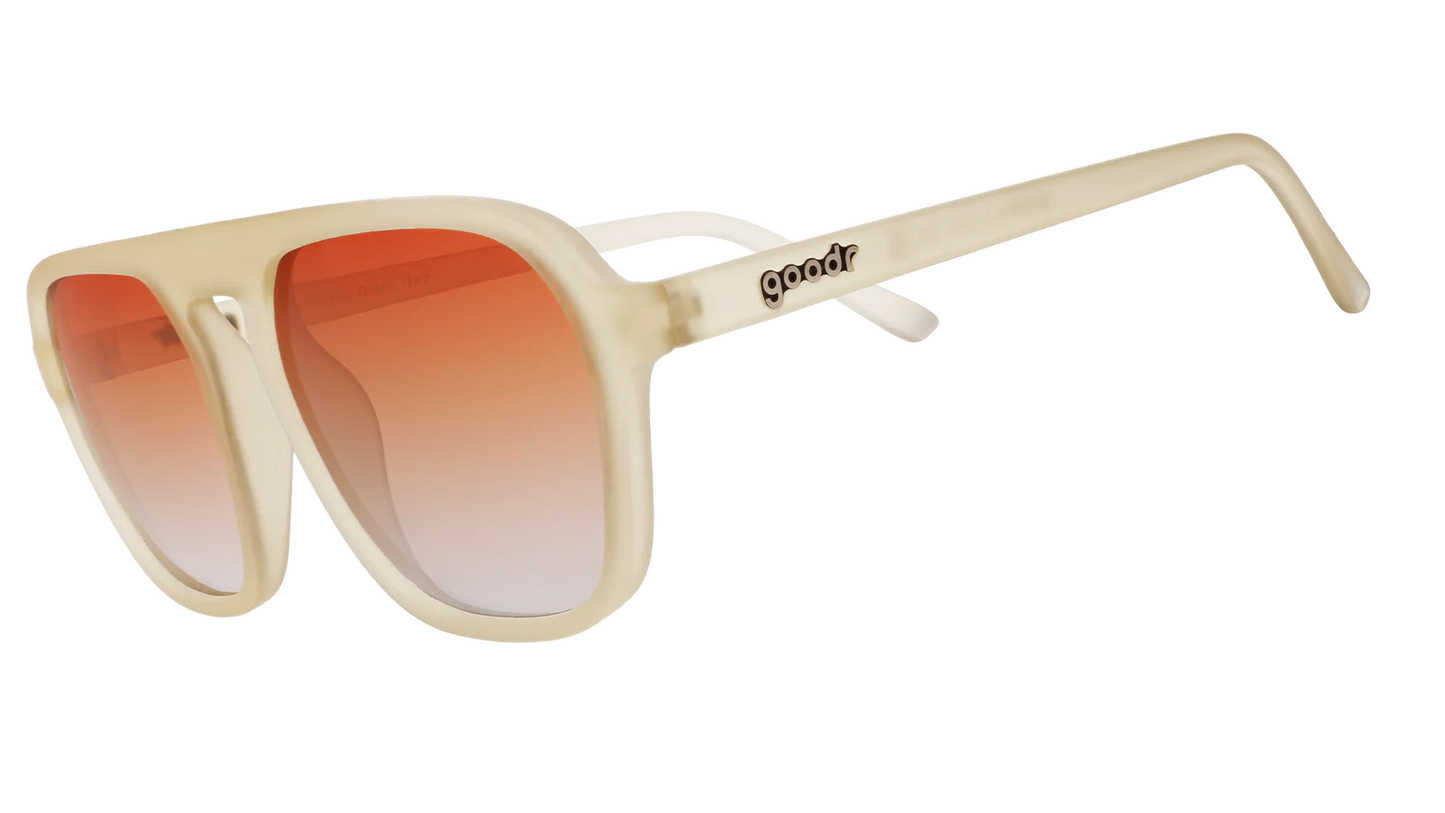 goodr Impromptu Disco Nap. Solglasögon designade för en mellanstor passform och lagom stora för de flesta ansikten. Klassiska fyrkantiga aviator-bågar i transparent grå/beige med orangea glas. Polariserade linser och specialgreppbeläggning som förhindrar att glasögonen glider. 
