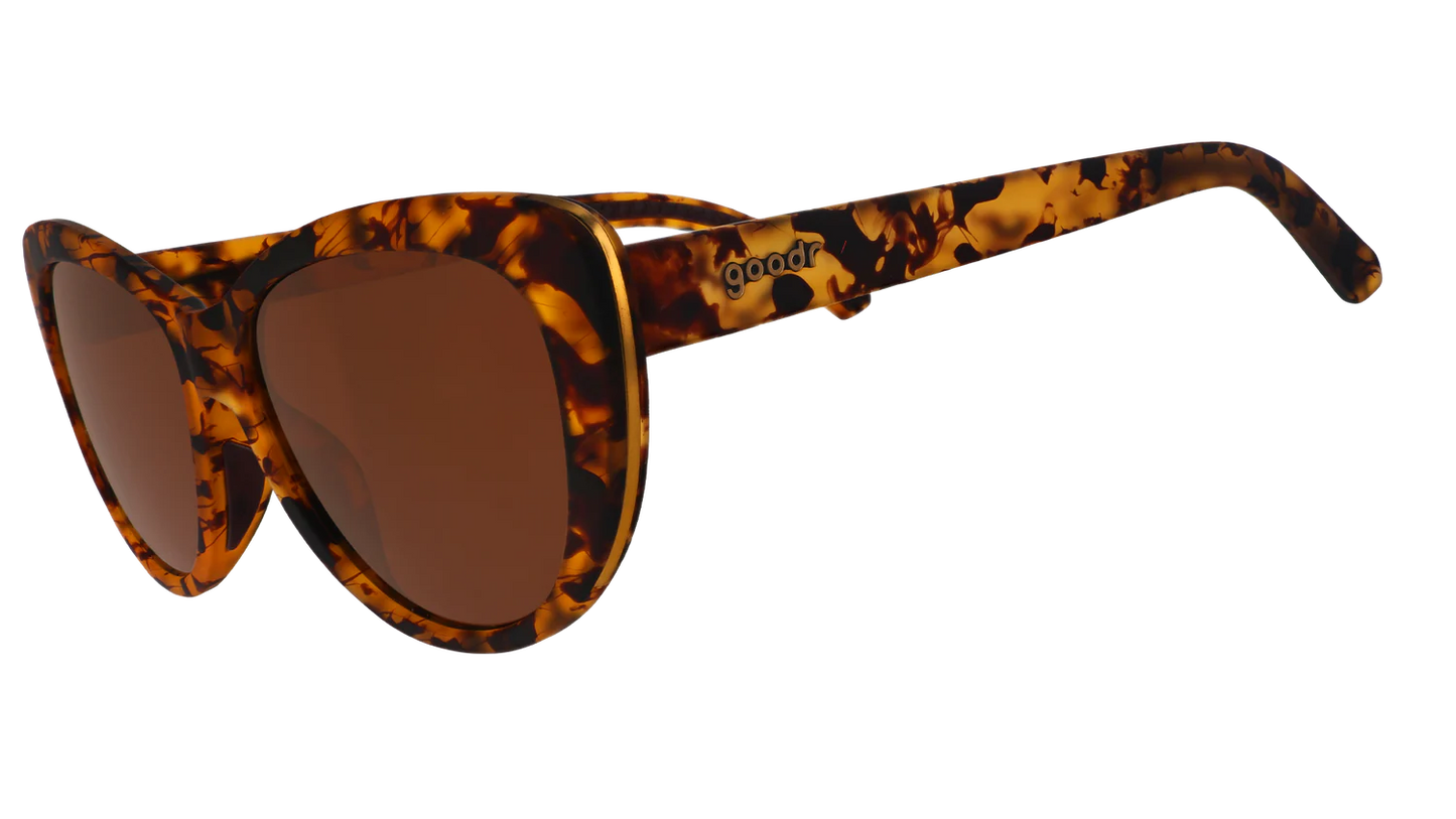 goodr The Catwalk's Meow. Eleganta cat-eye solglasögon med leopardmönster och brun lins. Den speciella greppbeläggningen på ramen gör att glasen sitter stabilt utan en tung ram vilket ger en väldigt låg vikt. De polariserade UV400-linserna skyddar dig mot UV-A och UV-B strålning. Solglasögonen är slitstarka och krossas inte av en smäll. 
