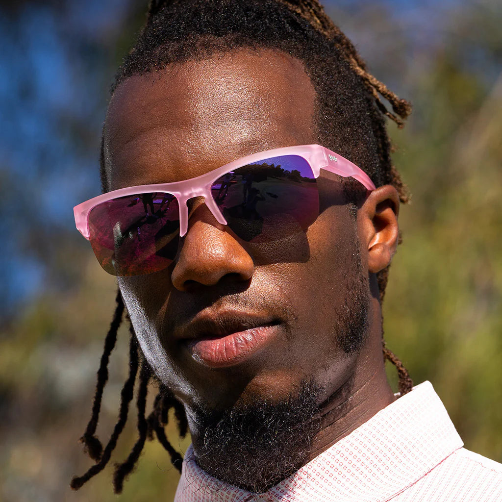 goodr All Shrimp Cleanse. Sportiga träningssolglasögon i en genomskinlig rosa design med halvbågsram och spegelreflekterande polariserande linser.