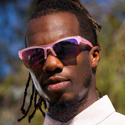 goodr All Shrimp Cleanse. Sportiga träningssolglasögon i en genomskinlig rosa design med halvbågsram och spegelreflekterande polariserande linser.