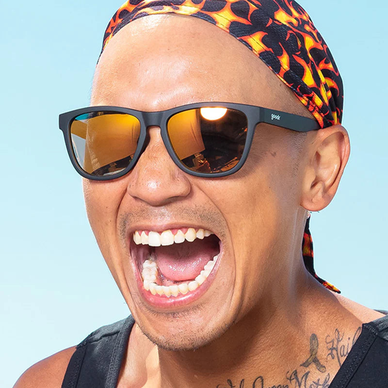 goodr Whiskey Shots With Satan. Svarta bågar i snyggt speglande lins i brons/guldig nyans. Oavsett fart eller ojämna aktiva stunder så sitter goodr där dom ska! Varken glider