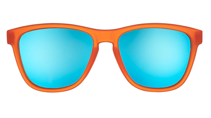 goodr Donkey Goggles. Orangea bågar med blått glas. Den speciella greppbeläggningen på bågen gör att brillorna sitter stabilt vid aktivitet. Dessutom är det polariserade UV400-linser som skyddar dig mot UV-A och UV-B strålning. 