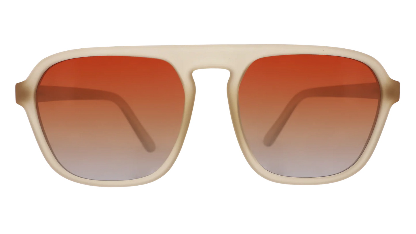 goodr Impromptu Disco Nap. Solglasögon designade för en mellanstor passform och lagom stora för de flesta ansikten. Klassiska fyrkantiga aviator-bågar i transparent grå/beige med orangea glas. Polariserade linser och specialgreppbeläggning som förhindrar att glasögonen glider. 